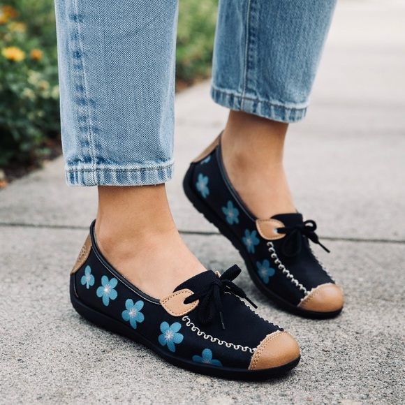 Levi’s Comfort Fit Shoes - Levi’s Comfort Fit Floral Loafers Black Blue Slip On Shoes EU 39 Casual Cute